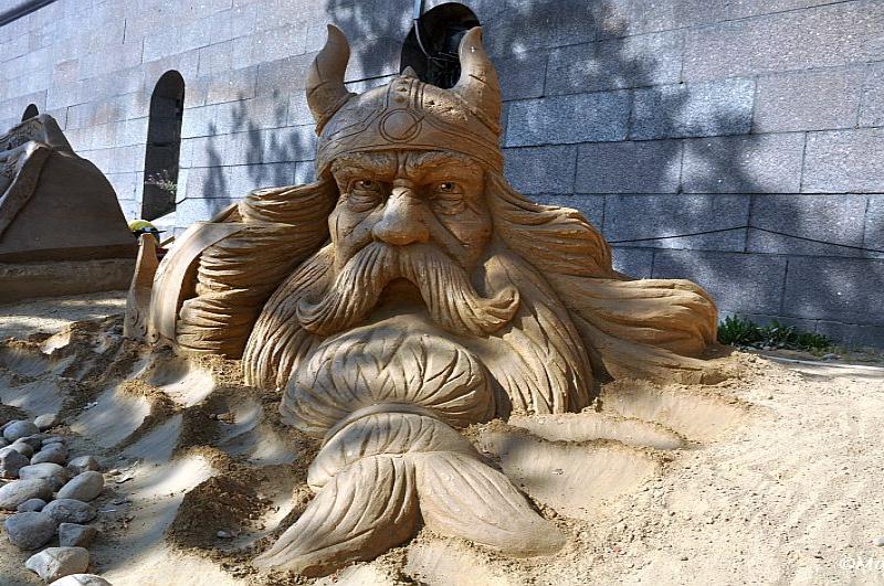 Викинг с рогатым шлемом на Sand Festival в России